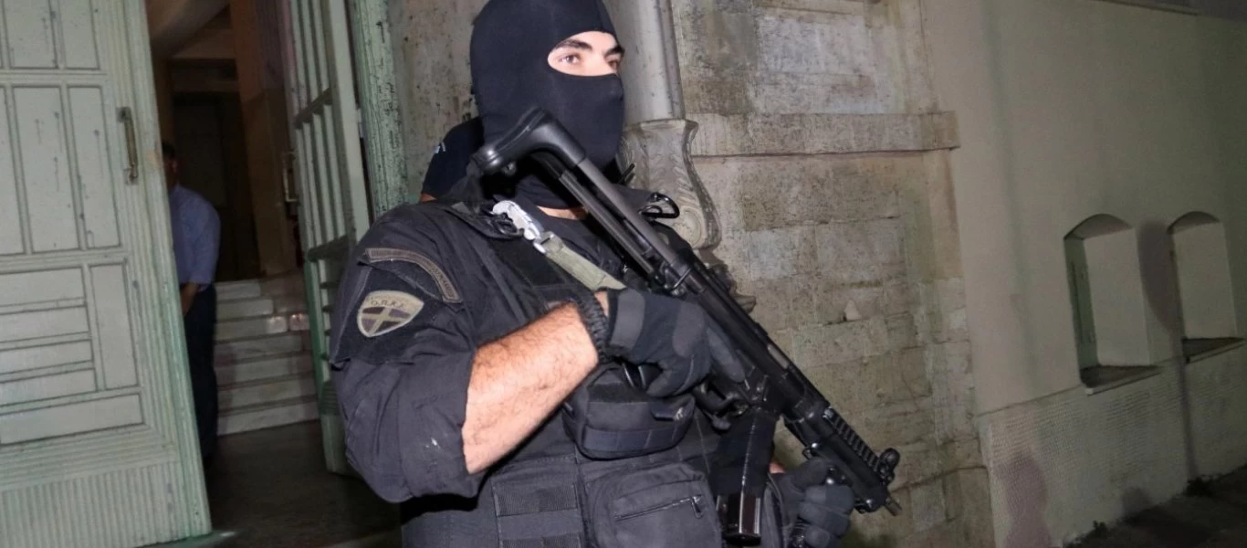 Αυτή είναι η γιάφκα στον Χολαργό με τα καλάσνικοφ και τα εκρηκτικά (φώτο)